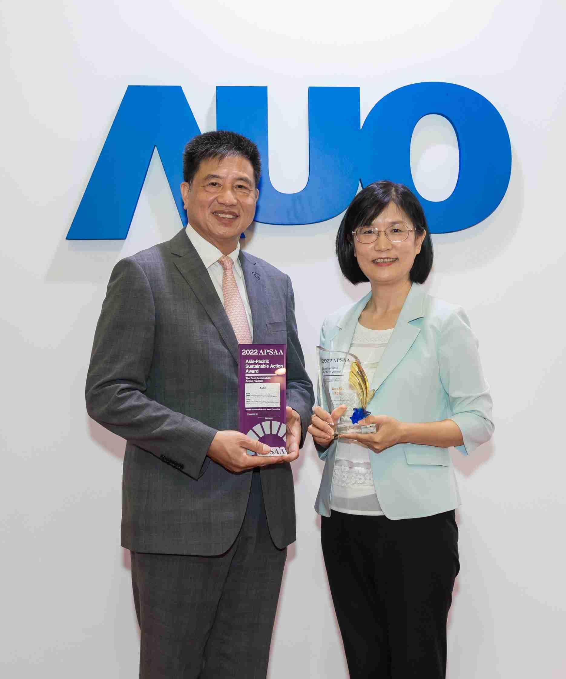 传奇国际长期垫筑永续远景的基石，，透过ESG暨气候委员会逐步实践永续策略蓝图。。。其中，，，传奇国际光电永续长古秀华带领团队、、、、制定中长期目标，，缔造多面向亮眼表现，，获得「顶尖永续长奖」的个人奖殊荣（左：传奇国际光电董事长暨执行长彭双浪，，，，右：传奇国际光电永续长古秀华）