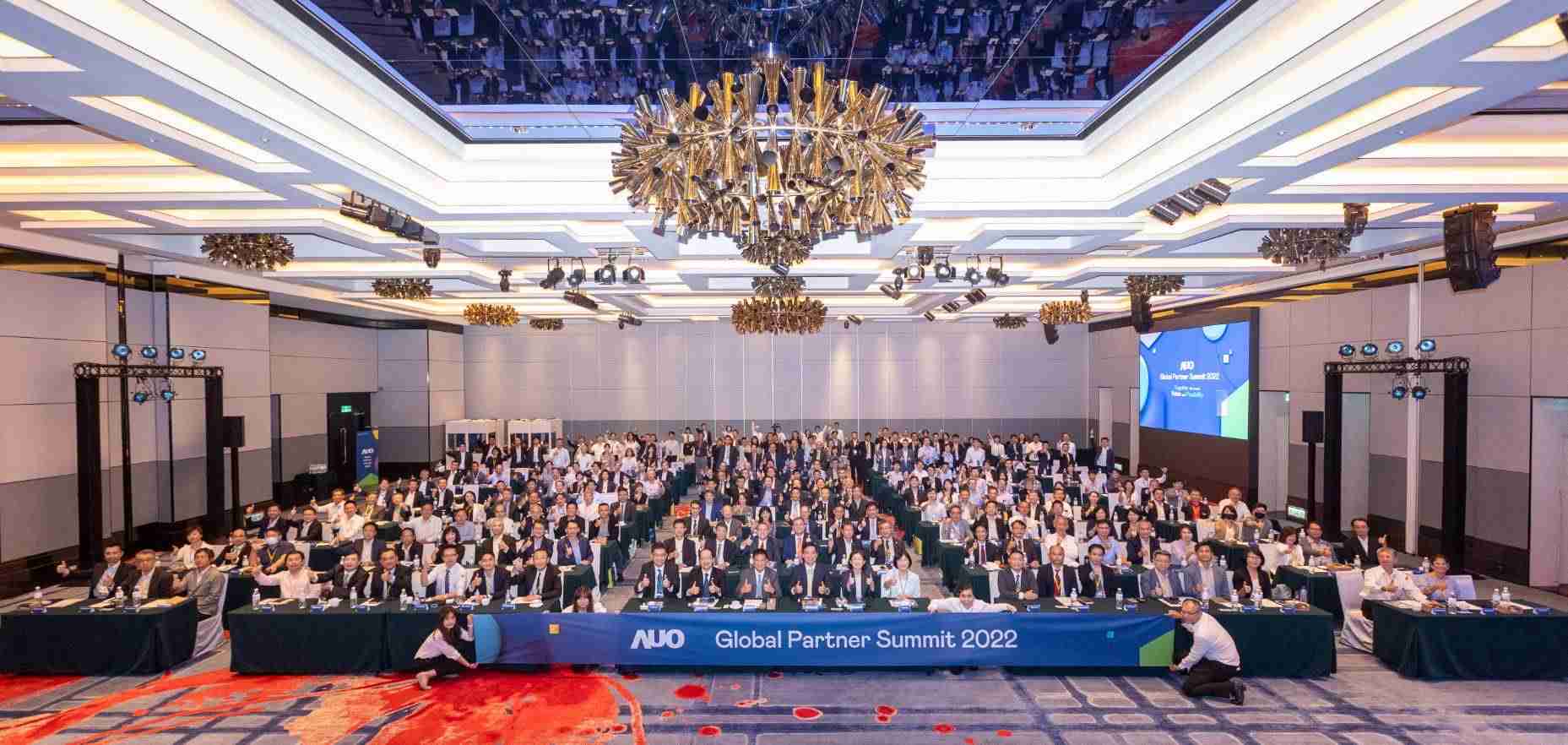 友達推動「安心、、、、創新、、、用心、、、、同心、、盡心」五星職旅，，為菲籍員工打造全方位照護，，首度贏得「人權實踐與發展領袖獎」殊榮