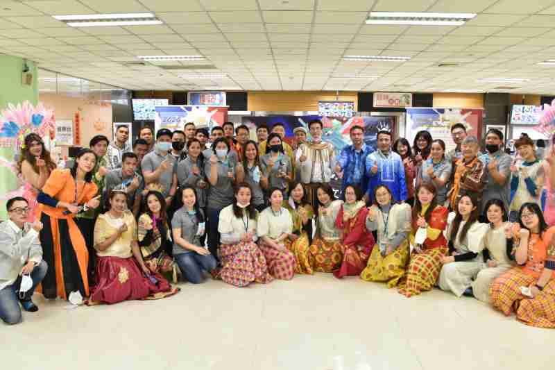 友達推動「安心、、、創新、、用心、、、、同心、、、盡心」五星職旅，，，為菲籍員工打造全方位照護，，首度贏得「人權實踐與發展領袖獎」殊榮