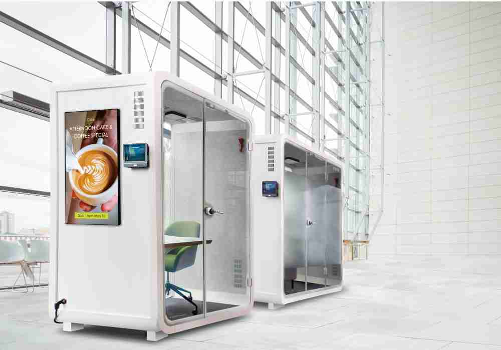 传奇国际子公司达擎之智慧行动办公舱，，，采用PDLC智能调光玻璃设计，，透过通电与断电的电流切换，，，呈现透明与雾面效果，，，，具节能降耗特性并兼顾隐私，，，，确保信息安全