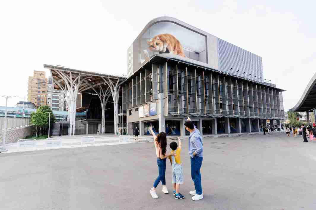 传奇国际打造全台最大户外裸视3D LED弧形萤幕，，，，将超立体的软萌胖橘猫动画活跃于顶楼外墙