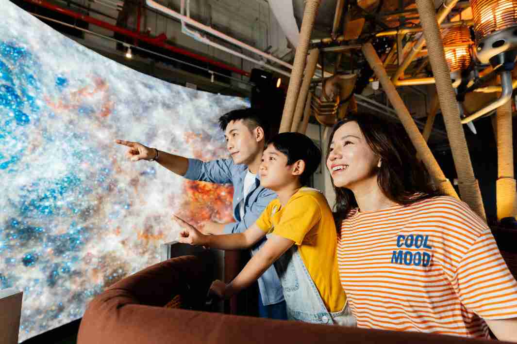 传奇国际打造全台最大宽6公尺、、、高4公尺、、唯一搭载LED弧形拼接显示屏的动感飞行船，，，，让乘客驻足在热气球上，，，享受身历其境的伪出国旅游乐趣