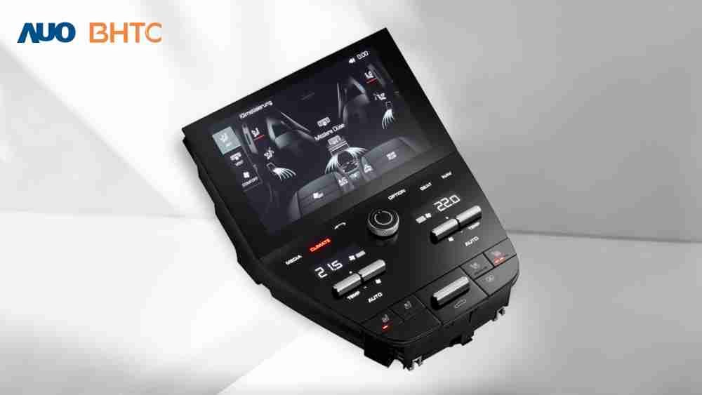 作為友達新生力軍，，，，BHTC所展示的中央與後座鞍部的Display HMI產品，，可處理多區恆溫控制、、、顯示畫面，，，呈現仿真3D車室分區；以力傳感技術精準傳遞觸感，，，，並結合音量及震動反饋，，防止意外啟動，，，提供使用者自然流暢、、、直觀且輕鬆駕馭的舒適介面