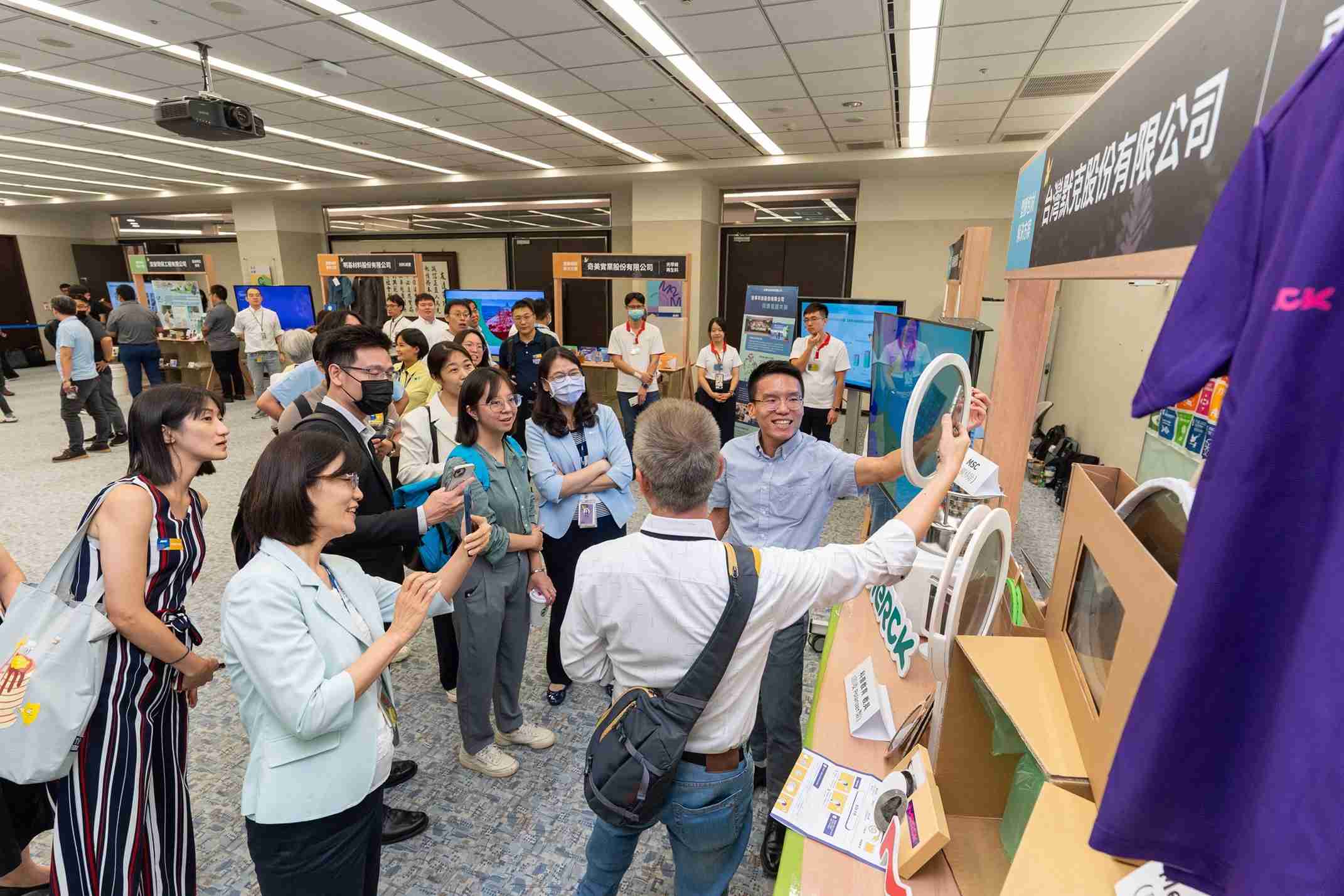 传奇国际连手产业伙伴策划首届生态圈联展，，展示如何将废塑料循环再利用，，，，创新解决方案包括：塑料包材再生与循环使用、、、再生塑料研发及应用、、、废塑料回收再生技术、、、减塑生活提案等