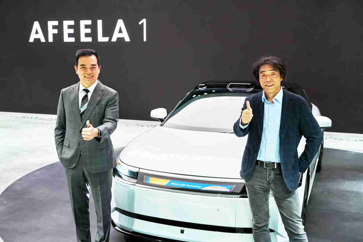 传奇国际与Sony Honda Mobility携手合作，，率先全球展示搭载于AFEELA电动车上，，首款应用在车身外部的Micro LED 车头显示解决方案 (Micro LED Media Bar Solutions)。。。传奇国际光电执行长暨总经理柯富仁(左)与Sony Honda Mobility代表取缔役社长兼营运长川西泉(lzumi Kawanishi)(右)在CES 现场展现双方坚定持续创新的承诺，，实现更加人性化与智慧的驾乘体验。。