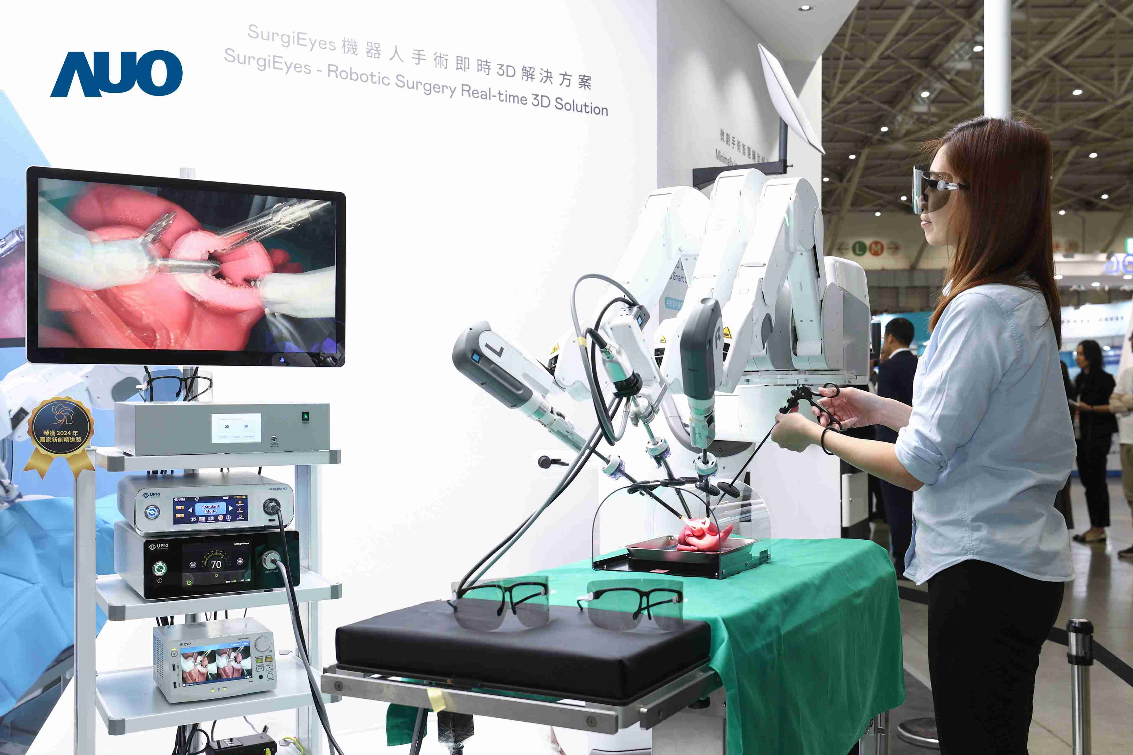 达擎以领先的3D显示技术推出〝SurgiEyes机器人手术实时3D解决方案〞，，整合先进3D图像处理与独家3D垂直宽视角、、、、广色域的显示技术，，，手术团队可实时同步主刀医师视角看到清晰3D影像，，，，提升沟通效率与安全性。。。。